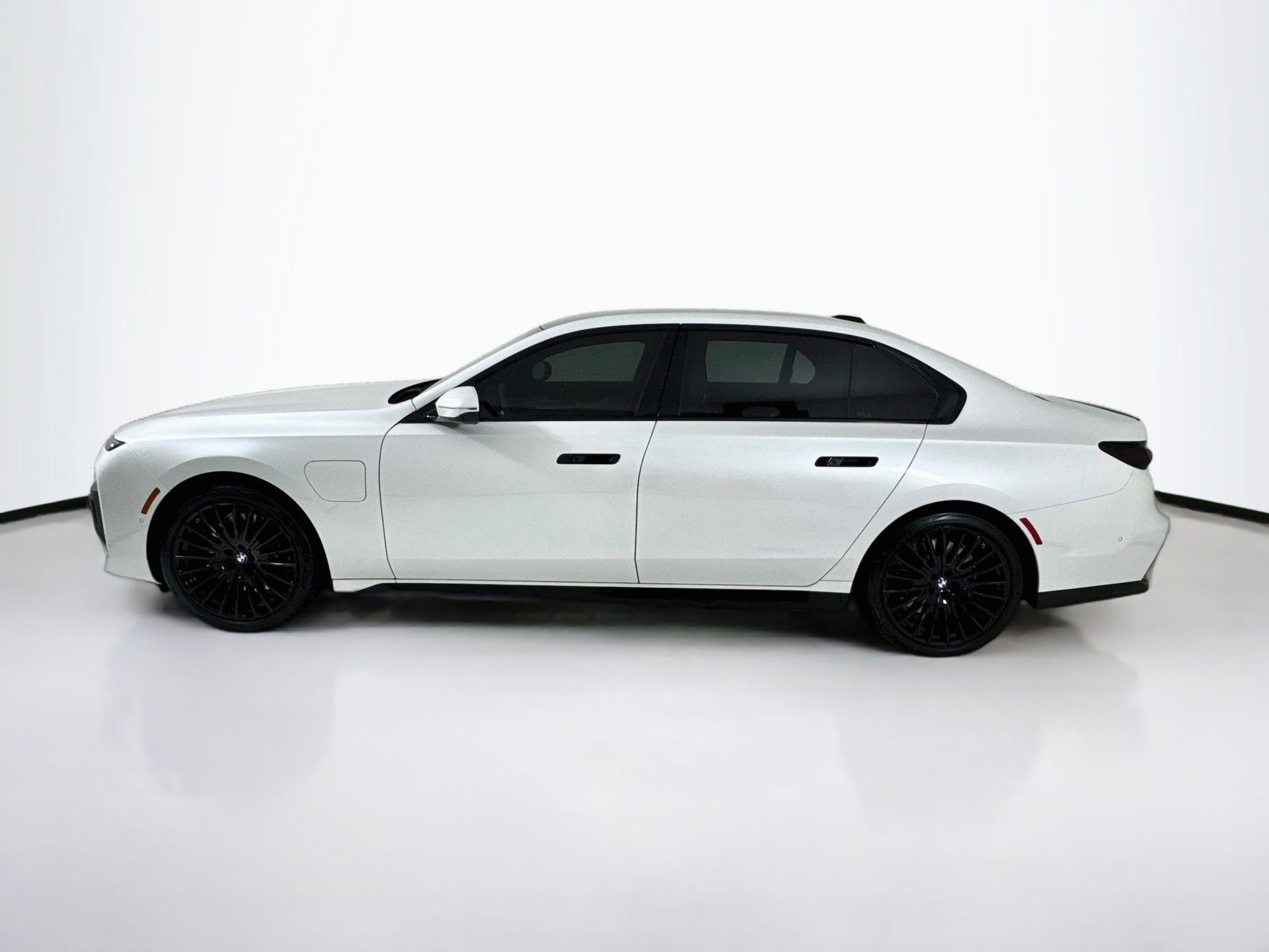 Used 2026 BMW 750e xDrive w/ Executive Package AWD/4WD image 5