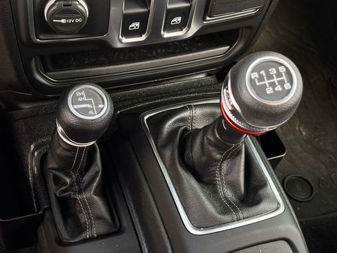 Used 2025 Jeep Wrangler Sport AWD/4WD image 19
