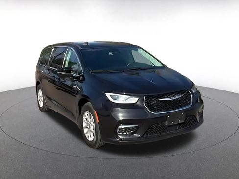 Used 2023 Chrysler Pacifica Touring-L FWD image 3