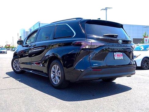 Certified 2025 Toyota Sienna XLE FWD image 7