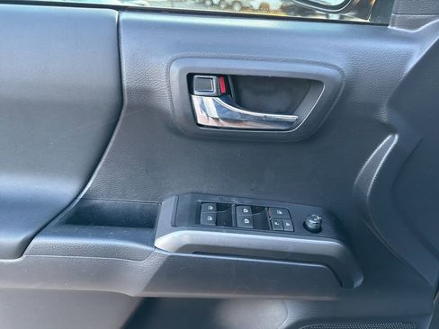 Used 2023 Toyota Tacoma TRD Sport image 11