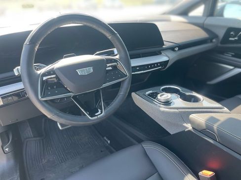 Certified 2025 Cadillac Optiq Sport 1 w/ LPO, ONYX Package AWD/4WD image 9