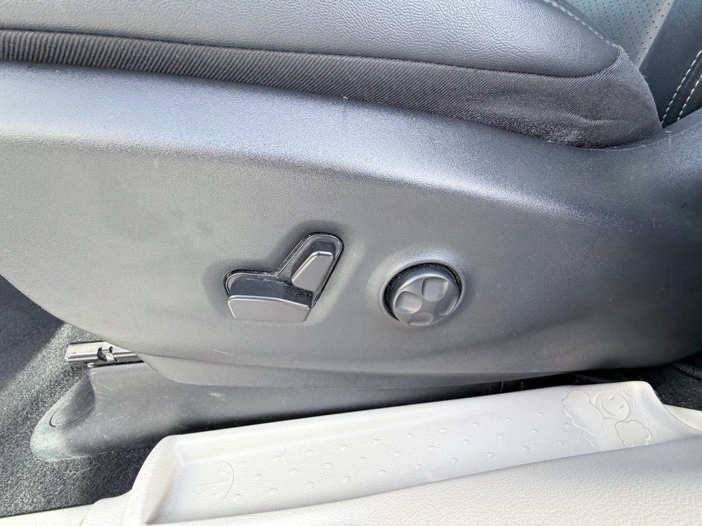 Used 2024 Chrysler Pacifica Touring-L FWD image 22