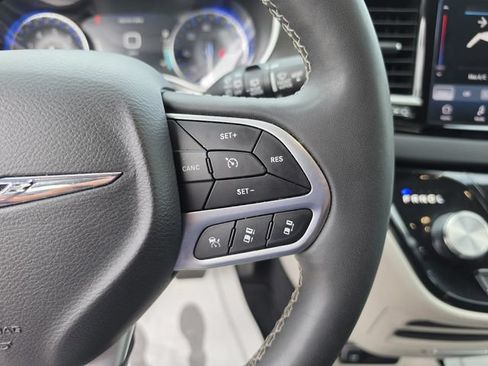 Used 2024 Chrysler Pacifica Touring-L FWD image 33