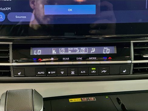 Used 2025 Toyota Sienna XLE FWD image 26