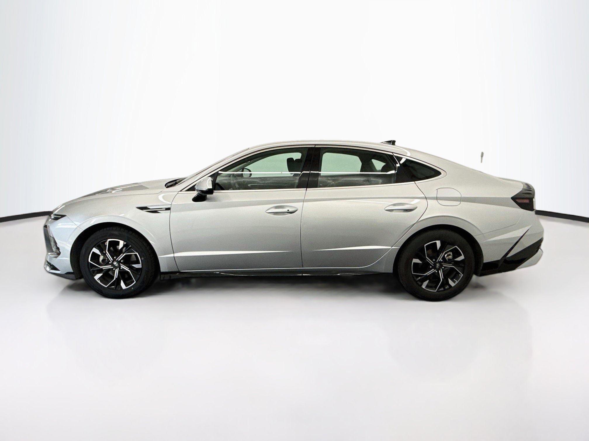 Used 2025 Hyundai Sonata SEL FWD image 4