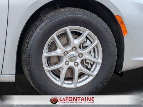 Certified 2024 Chrysler Pacifica Touring-L image 31