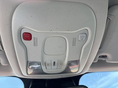 Used 2020 Jeep Renegade Latitude w/ Cold Weather Group image 19