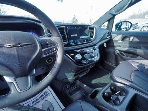 New 2026 Chrysler Pacifica Select image 16