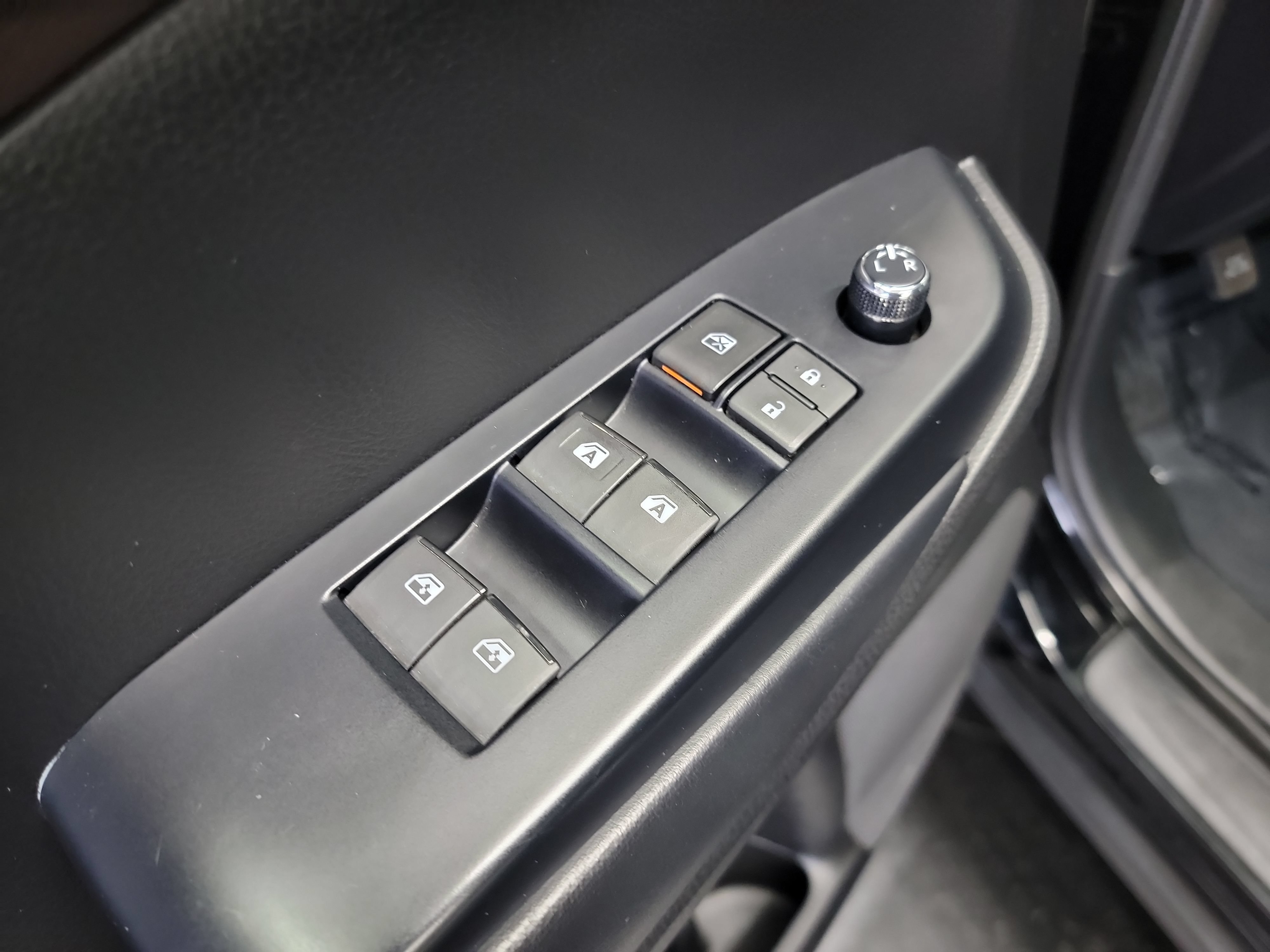 Used 2019 Toyota Highlander XLE w/ Carpet Mat Package (TMS) AWD/4WD image 14