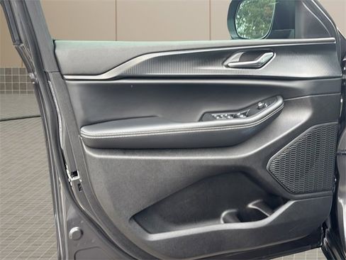 Certified 2025 Jeep Grand Cherokee Laredo X w/ Luxury Tech Group I image 16