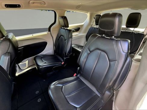 Used 2023 Chrysler Pacifica Touring-L FWD image 20