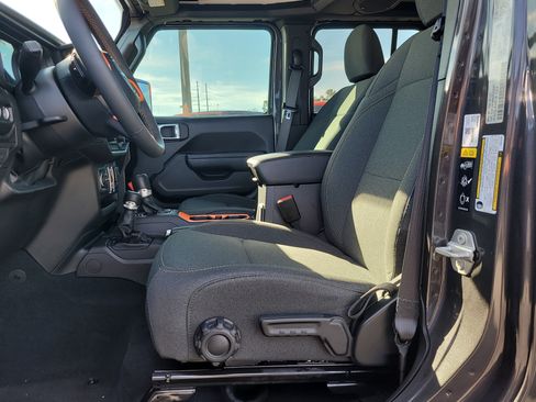 Used 2025 Jeep Wrangler Sport S image 16