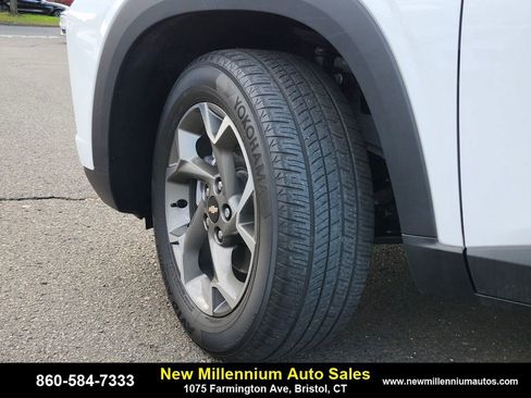 Used 2025 Chevrolet Trax LT w/ Driver Confidence Package image 29