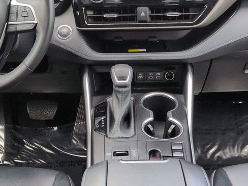 Used 2023 Toyota Highlander XLE FWD image 19