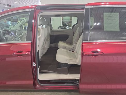 Used 2017 Chrysler Pacifica Touring FWD image 21