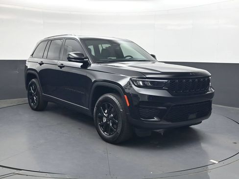 Used 2025 Jeep Grand Cherokee Altitude AWD/4WD image 2