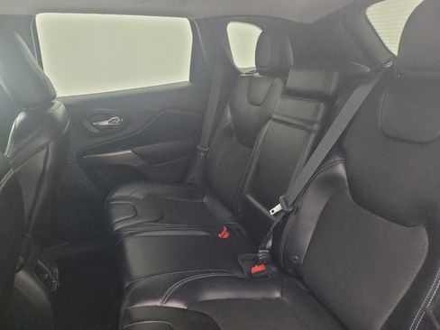 Used 2019 Jeep Cherokee Latitude Plus w/ Comfort/Convenience Group AWD/4WD image 18