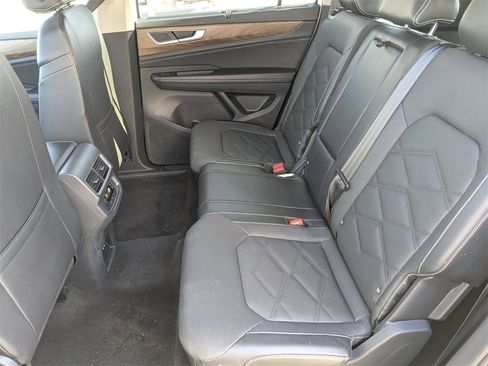 Used 2024 Volkswagen Atlas SE image 28