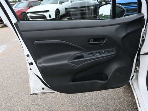 Used 2023 Nissan Versa S FWD image 8