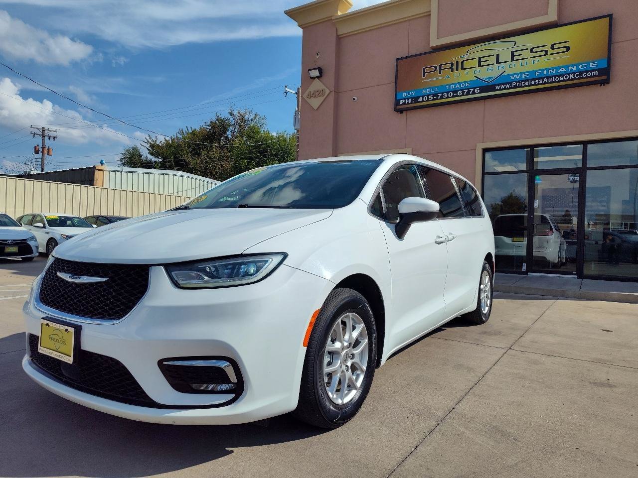 Used 2023 Chrysler Pacifica Touring-L FWD image 8