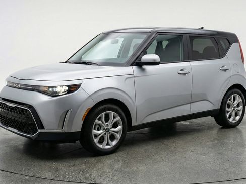 Used 2025 Kia Soul LX w/ LX Technology Package FWD image 3