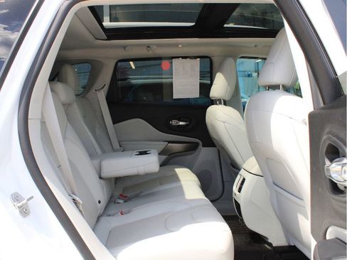 Used 2019 Jeep Cherokee Limited AWD/4WD image 29