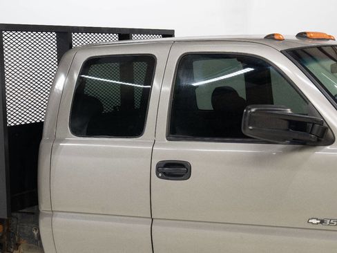 Used 2002 Chevrolet Silverado 3500 4X2 4dr Extended Cab image 12