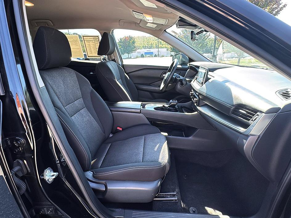Certified 2025 Nissan Rogue SV FWD image 24