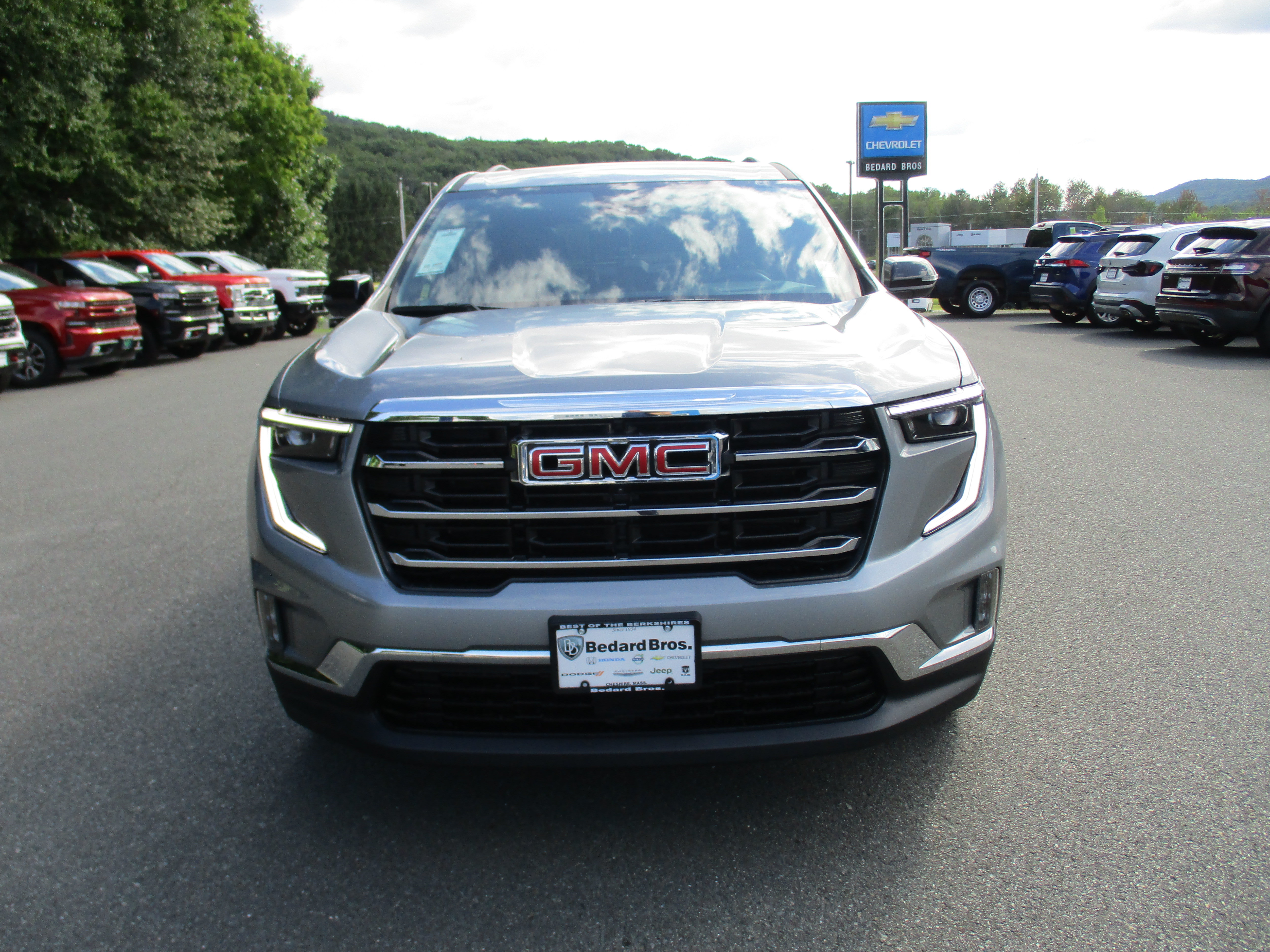 Certified 2025 GMC Acadia Elevation w/ Elevation Premium Package AWD/4WD image 2