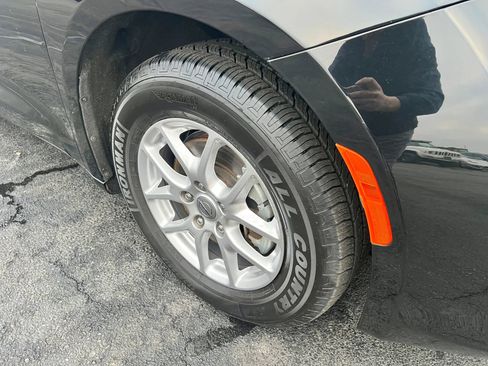 Used 2024 Chrysler Voyager LX image 14