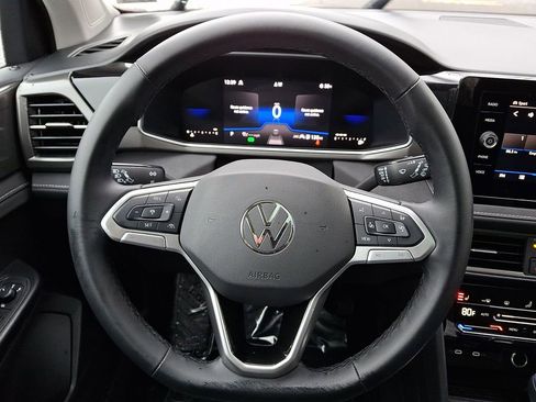 Certified 2025 Volkswagen Taos SE image 18