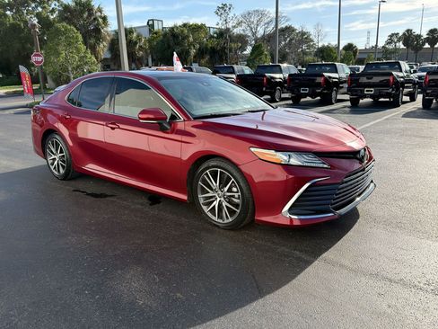 Used 2022 Toyota Camry XLE w/ Navigation Package FWD image 7