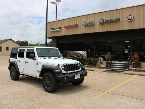 Used 2025 Jeep Wrangler Unlimited Sport AWD/4WD image 5