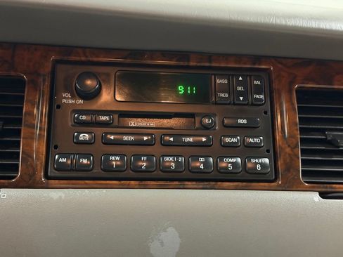 Used 2000 Lincoln Town Car Executive RWD image 27