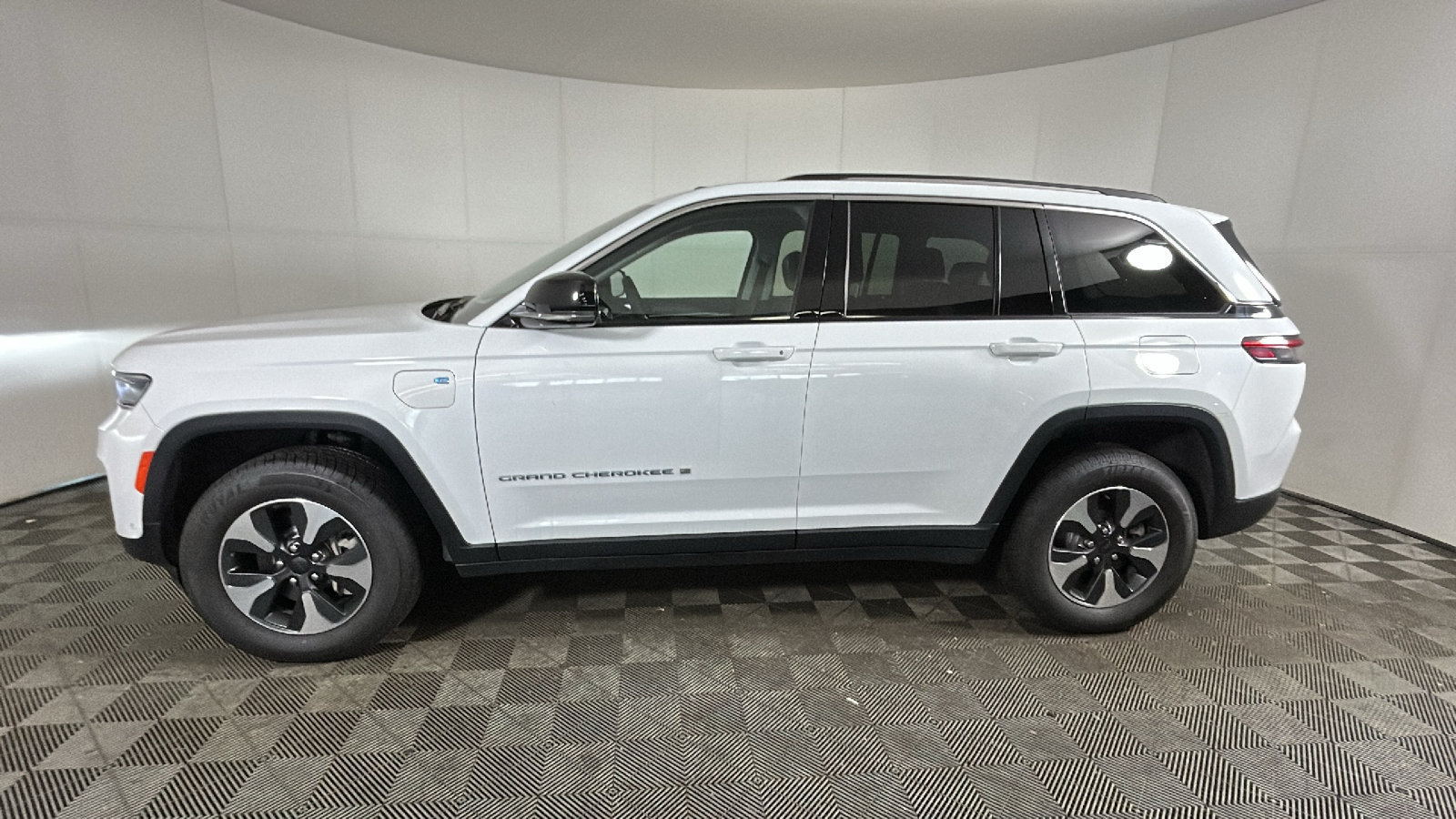 Used 2022 Jeep Grand Cherokee Limited 4xe w/ Luxury Tech Group II AWD/4WD image 7
