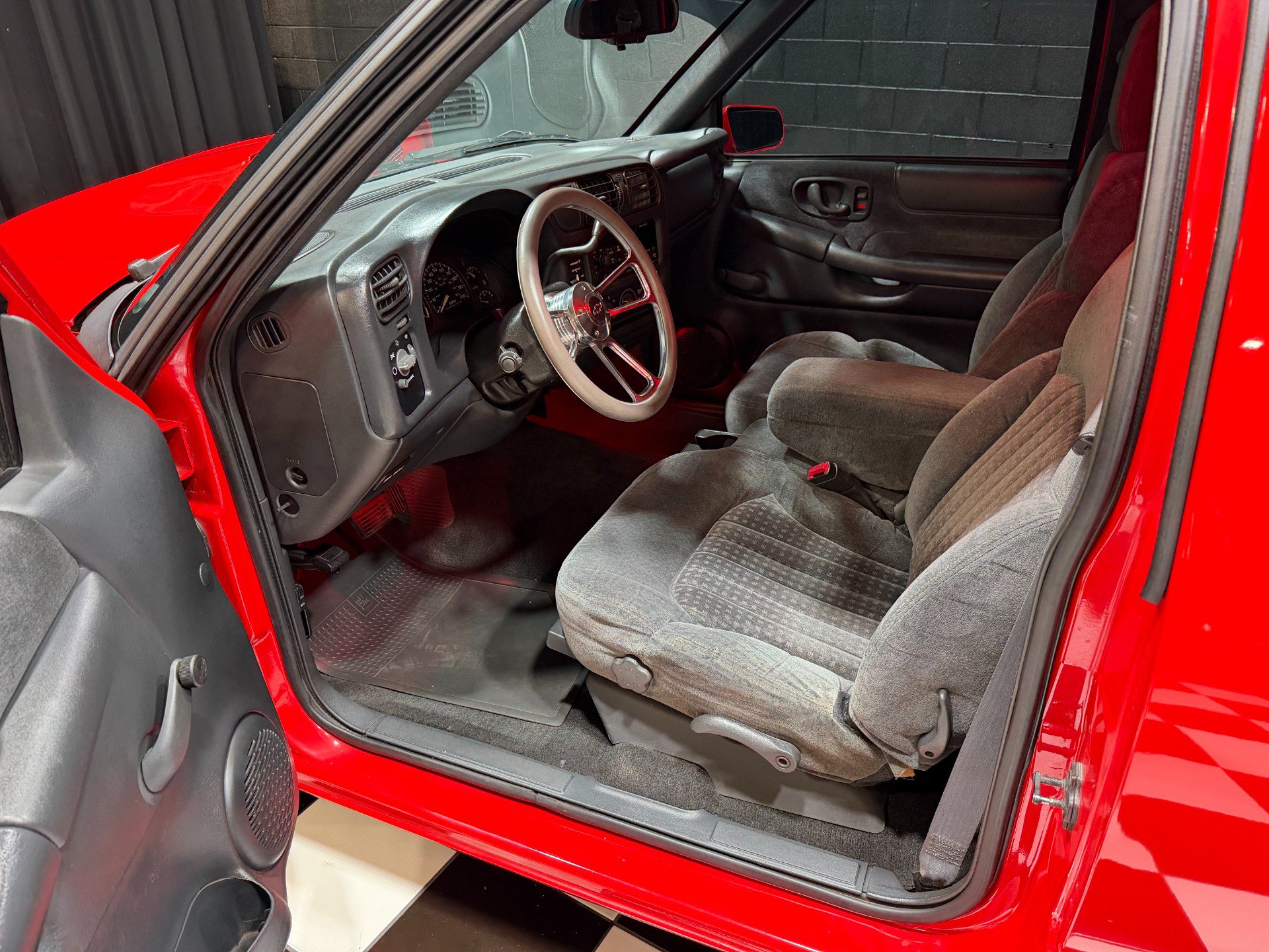 Used 2001 Chevrolet S10 Pickup LS w/ Preferred Equipment Group RWD image 3