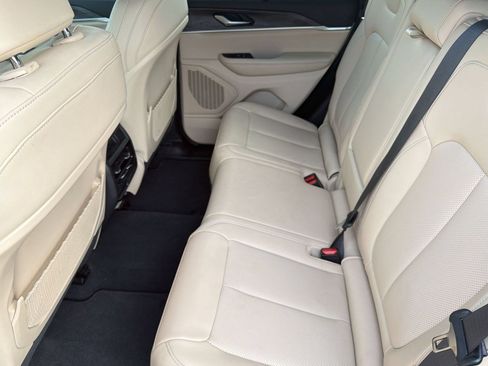 Used 2024 Jeep Grand Cherokee Limited w/ Luxury Tech Group II AWD/4WD image 22