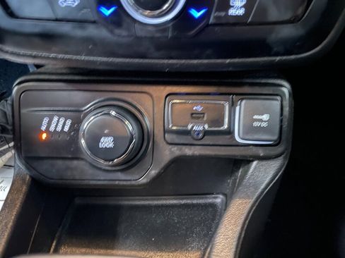 Used 2020 Jeep Renegade Latitude w/ Cold Weather Group AWD/4WD image 16