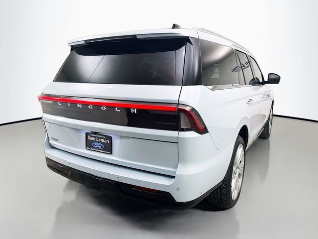 Used 2025 Lincoln Navigator Reserve AWD/4WD image 7