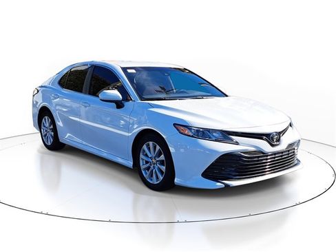 Used 2020 Toyota Camry LE image 2