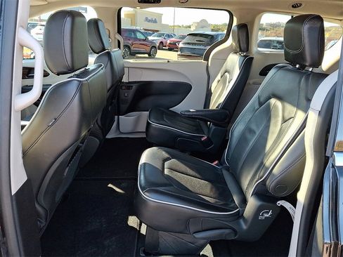 Used 2023 Chrysler Pacifica Limited image 11