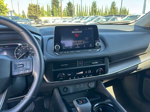 Used 2025 Nissan Rogue SV FWD image 17
