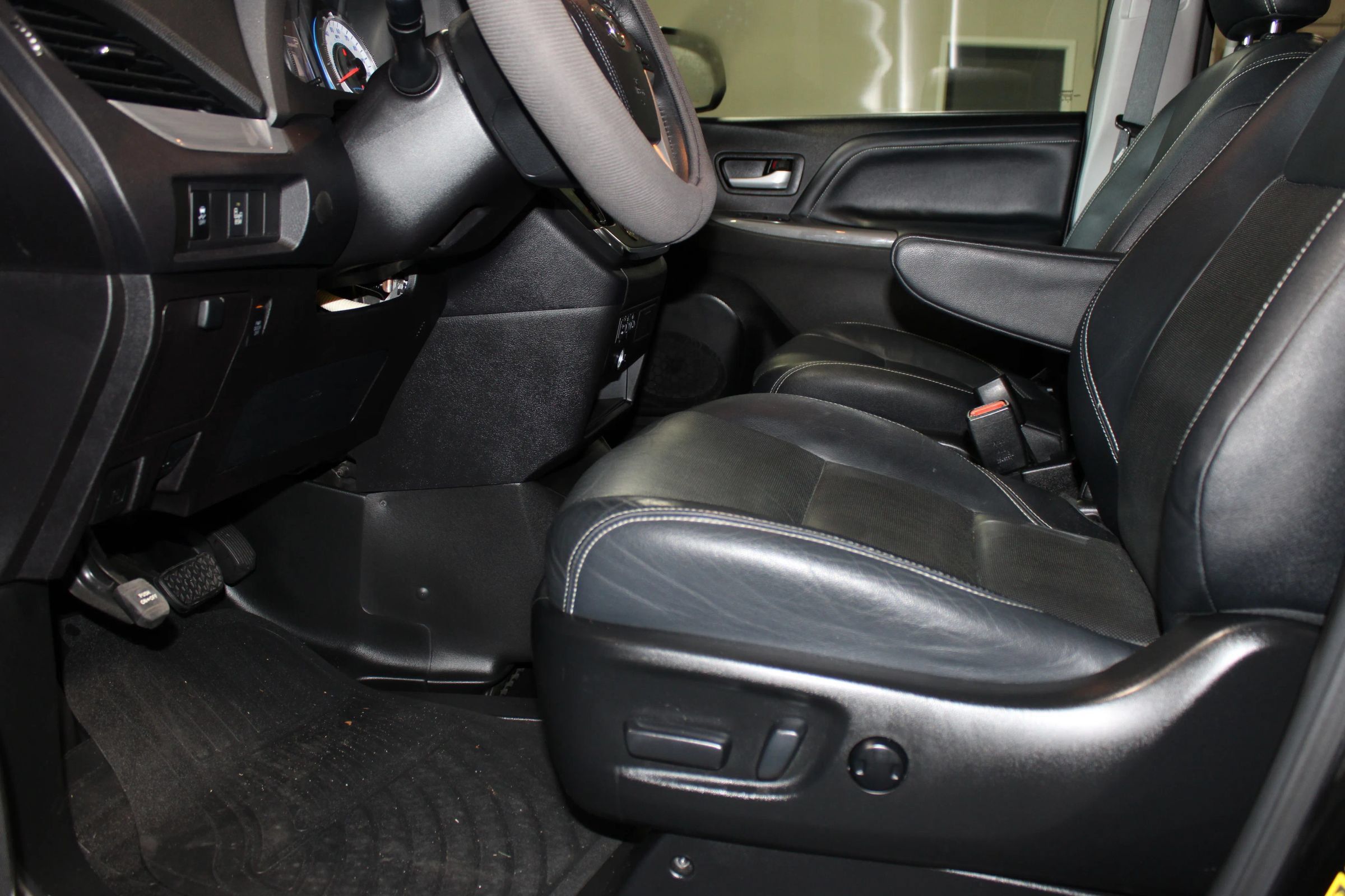 Used 2015 Toyota Sienna SE w/ SE Preferred Package FWD image 25