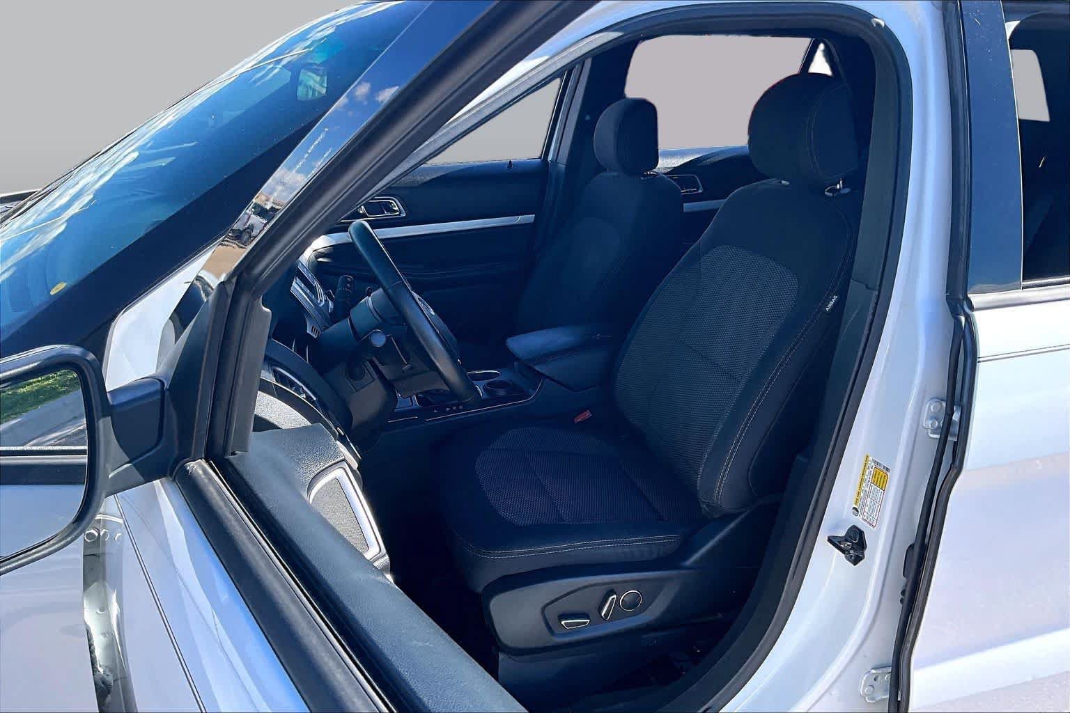 Used 2017 Ford Explorer XLT FWD image 8
