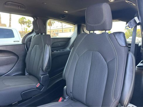 Used 2024 Chrysler Pacifica Touring image 9