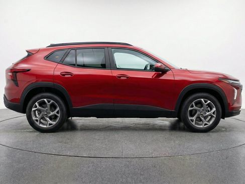 Used 2025 Chevrolet Trax LT w/ LT Convenience Package FWD image 11