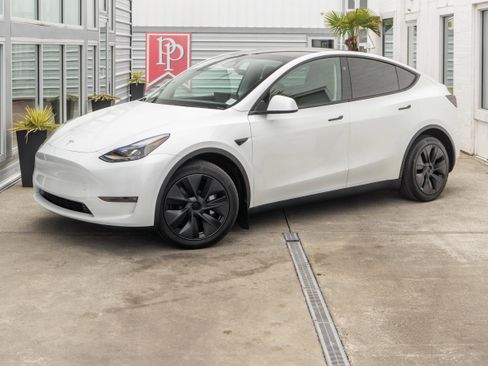 Used 2024 Tesla Model Y Long Range image 2