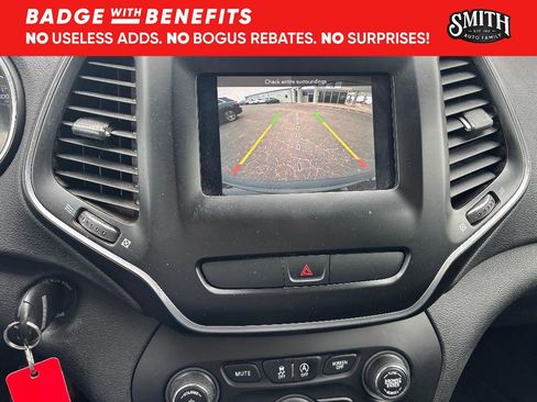 Used 2019 Jeep Cherokee Latitude w/ Popular Appearance Group FWD image 18