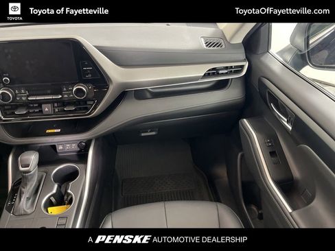 Certified 2025 Toyota Highlander XLE image 21